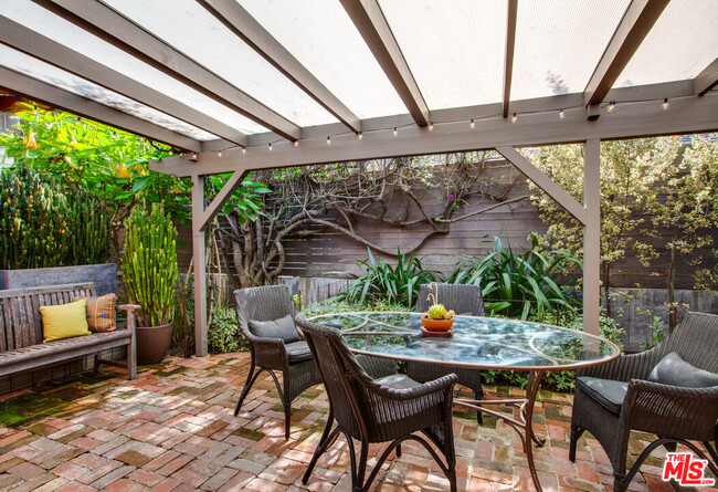 Building Photo - 927 1/2 Victoria Ave