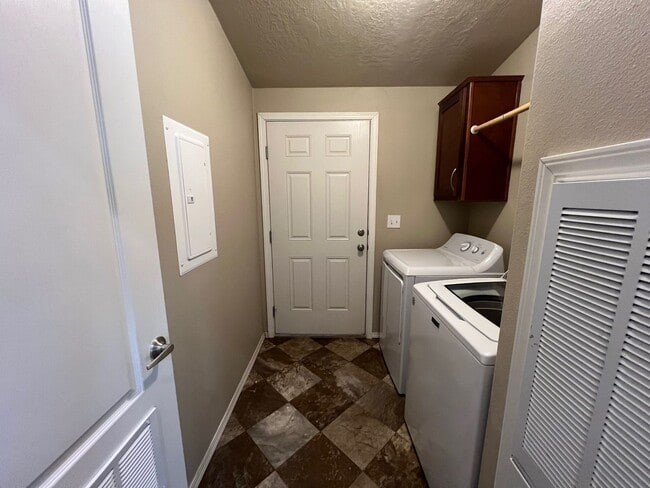 Building Photo - Beautiful Newer Home