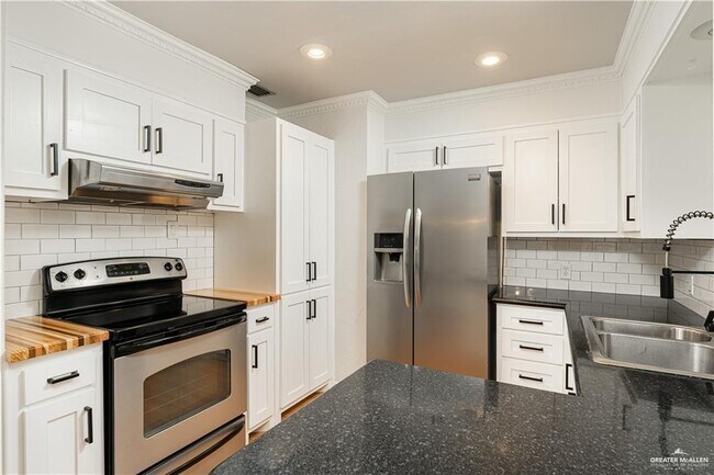 Building Photo - 517 Upas Ave