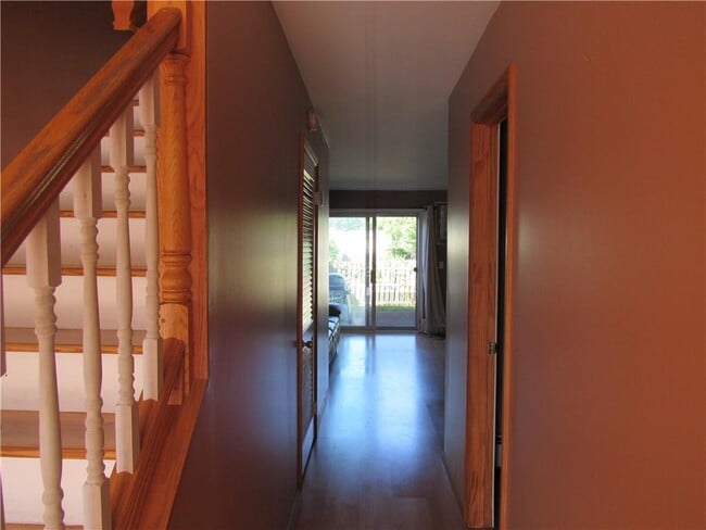 Building Photo - 105 Sarah Ln