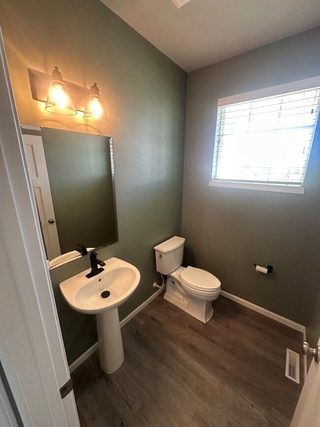 Building Photo - 533 Redan Dr