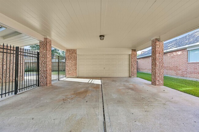 Building Photo - 313 Winding Oak Ln S