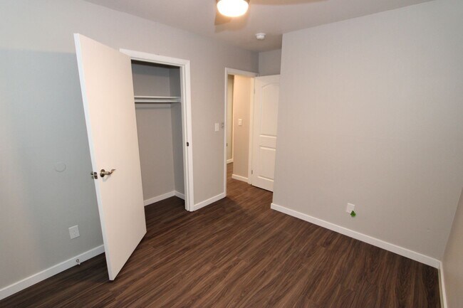 Building Photo - 4 bedroom 1 bathroom SF House