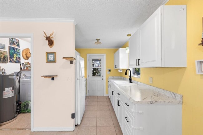 Building Photo - Charming 2-Bedroom Home for Rent in Big Pine Key