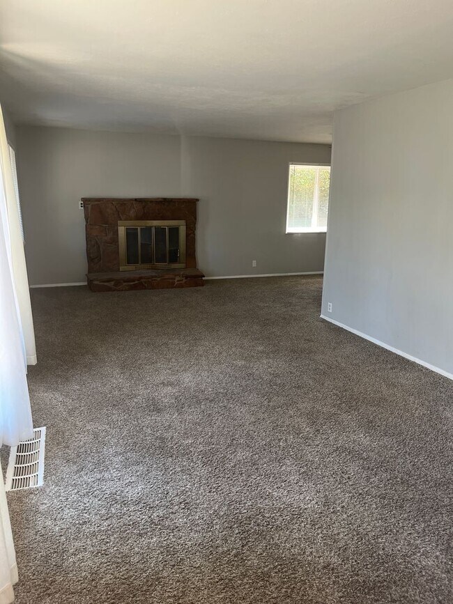Building Photo - Spacious 2bd/1bth with a fully finished ba...