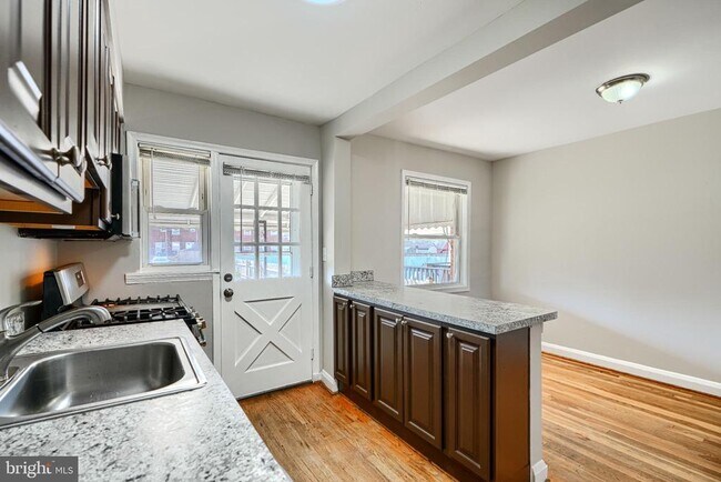 Building Photo - 817 N Marlyn Ave