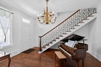 Building Photo - 1030 Burgundy St