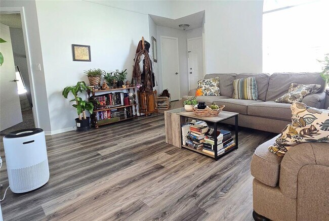 Building Photo - 2604 Grassy Point Dr