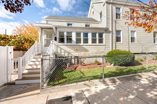 Building Photo - 50 Temple St