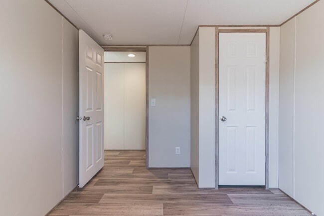 Building Photo - 105 E Briar Dr