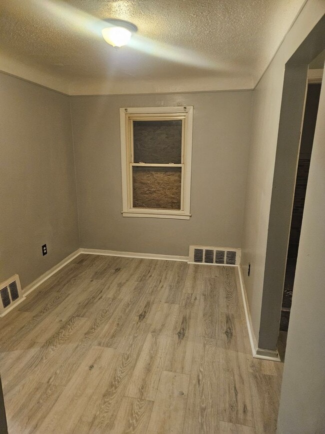 Building Photo - 3 Bedroom 1 Bath Ranch