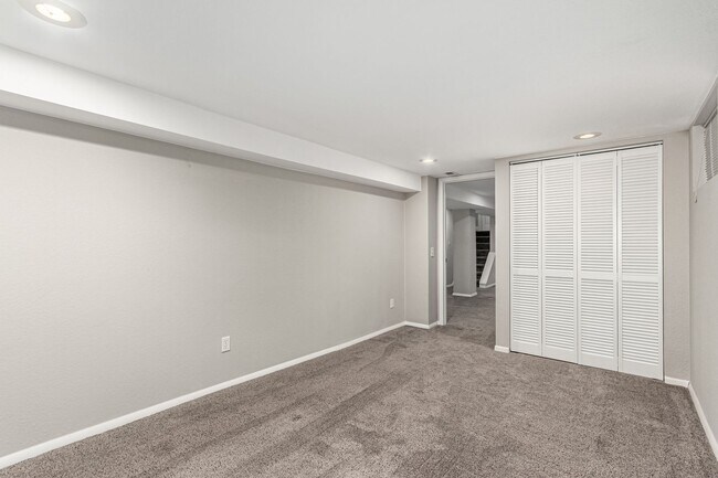 Building Photo - 1463L Dahlia St