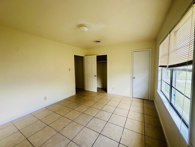 Building Photo - 5625 Shivers Dr