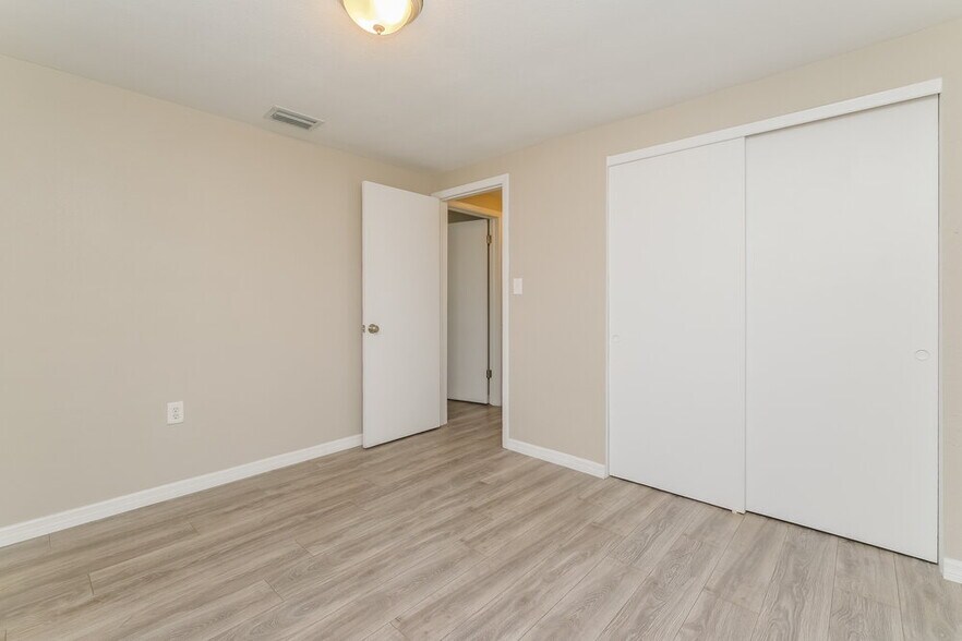 Building Photo - 1327 Dartmouth Dr