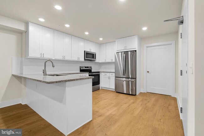 Building Photo - 30 W Broad St