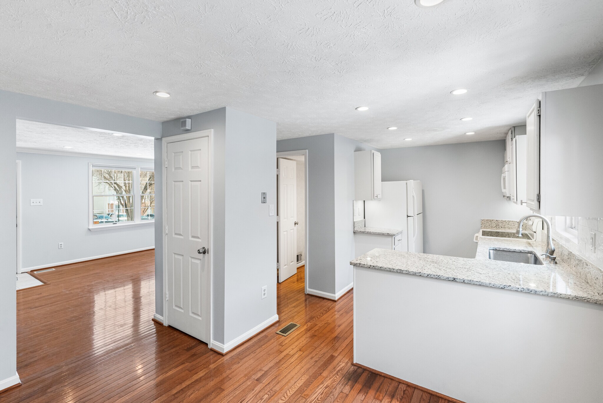 Building Photo - 19136 Willow Spring Dr