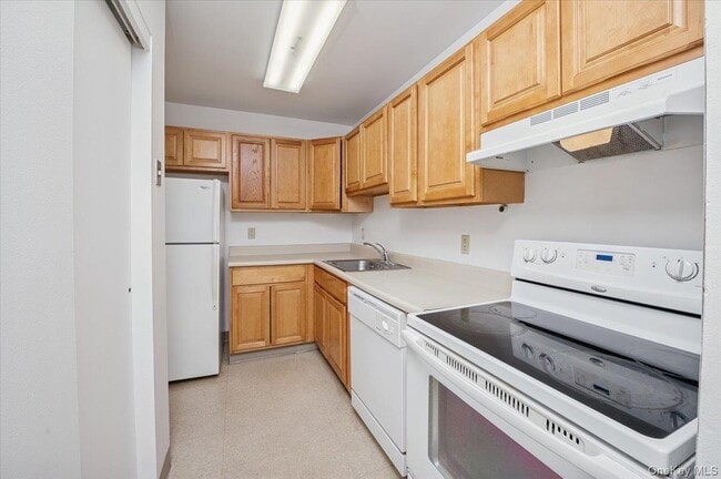 Building Photo - 501 Maplewood Gardens