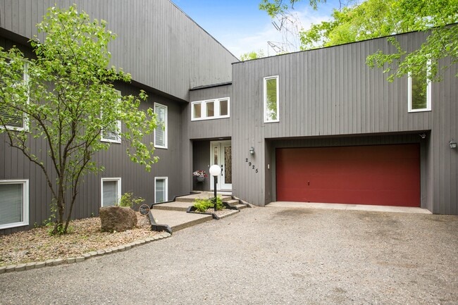 Building Photo - 2925 Minnehaha Curve