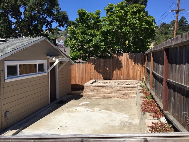 Building Photo - 415 Cedar St