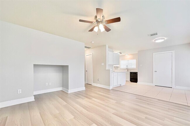 Building Photo - 5711 Silver Oak