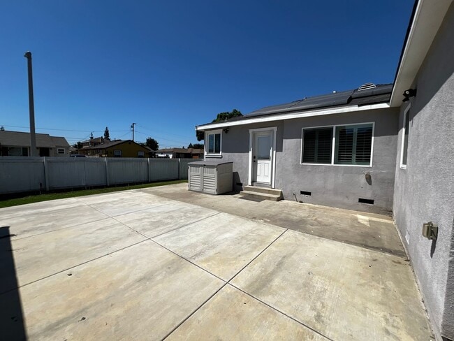 Building Photo - 3 Bed 2 Bath Home For Rent in an Excellent...