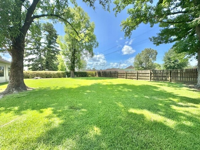 Building Photo - Beautiful 3BR/2BA Home with Sunroom, Formal Dining & Large Backyard