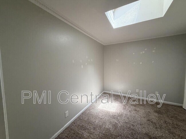 Building Photo - 3440 W Benjamin Holt Dr