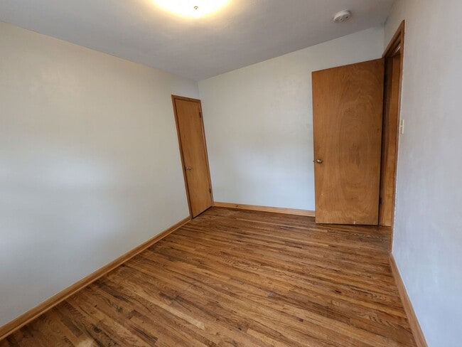 Building Photo - Great NE 3 bedroom 1.5 bath Near Center Po...