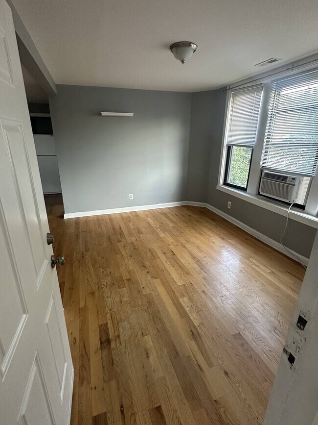 Building Photo - 2606 W Le Moyne St