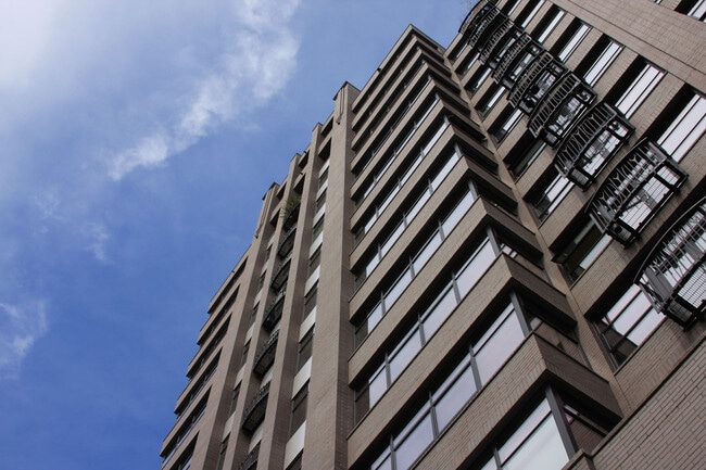 Building Photo - Exceptional 1 bd + bonus, City Views in Pe...