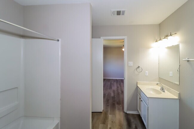 Building Photo - 121 Camellia Dr