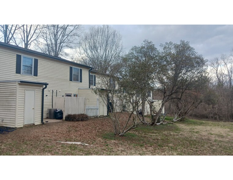 Building Photo - 115 Eastcliff Dr SE