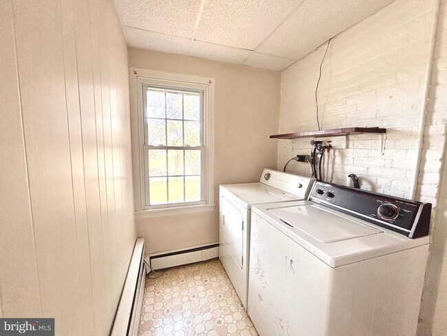 Building Photo - 970 Disston View Dr