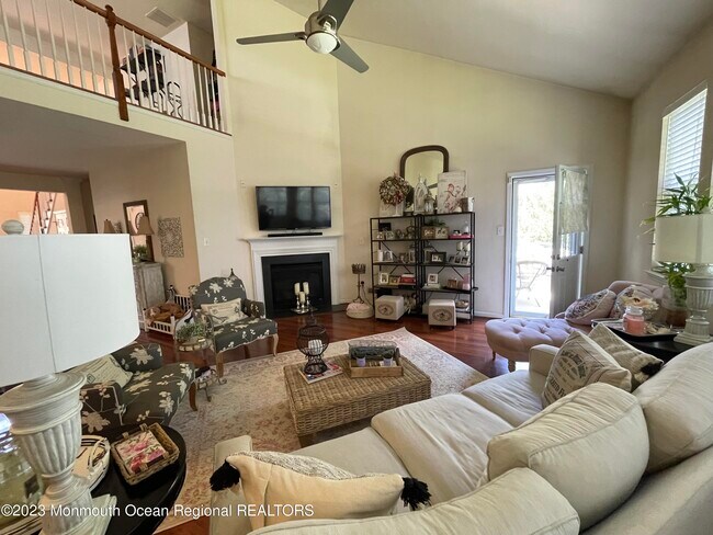 Building Photo - 535 Country Club Dr