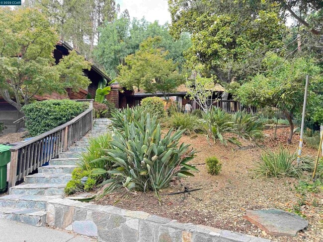 Building Photo - 1139 Sierra Vista Way