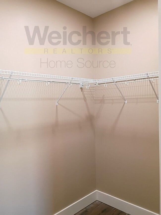 Building Photo - Walkable Downtown Apartment with Washer & Dryer