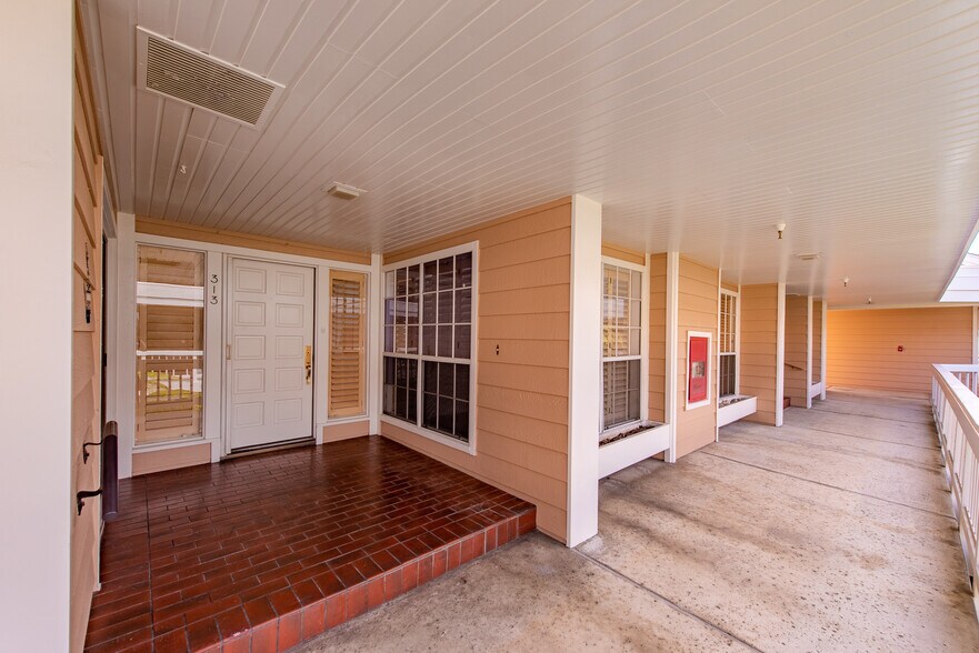 Building Photo - 4342 Redwood Ave