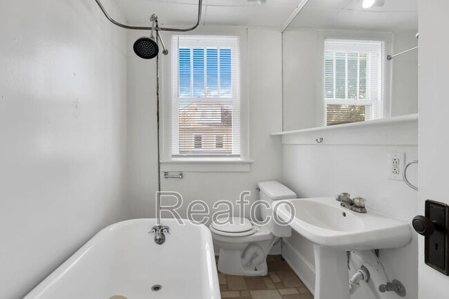 Building Photo - 463 Reinhard Ave