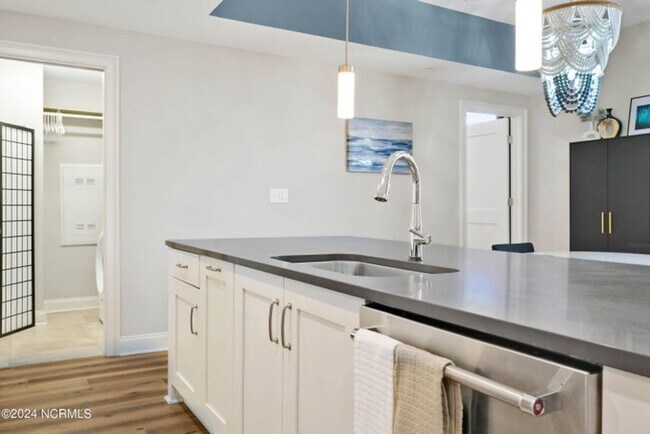 Building Photo - Welcome to your dream condo in the heart o...
