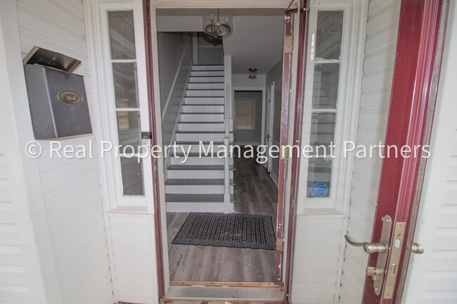 Building Photo - 1 Room for Rent in a 6-Bedroom Student Hom...