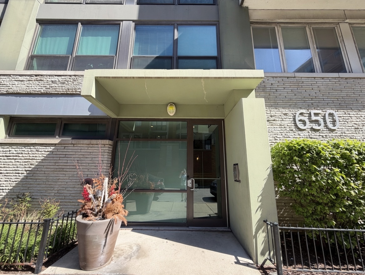 Building Photo - 650 W Wayman St