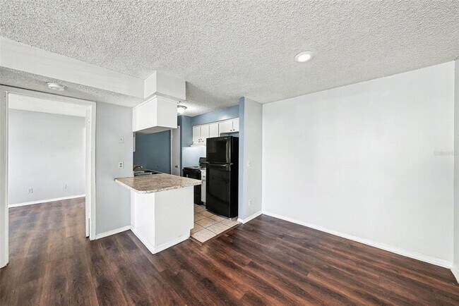 Building Photo - 550 Golden Raintree Pl