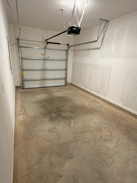 Building Photo - 1745 Jakes Dr