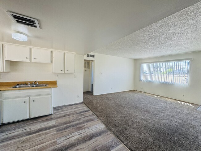 Building Photo - Conveniently Located Downstairs 2 bed, 1 b...