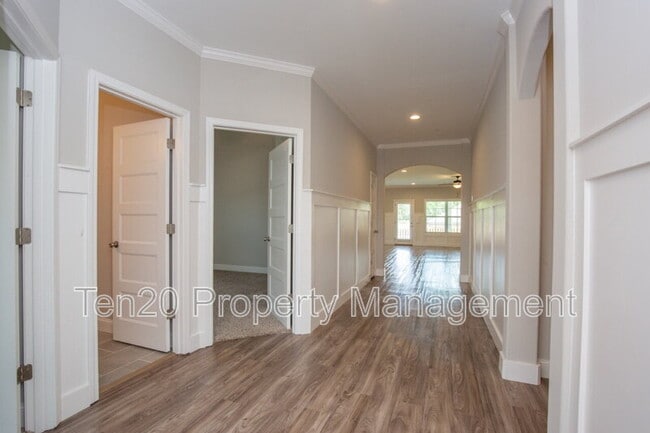 Building Photo - 9827 Yellow Pine Rd