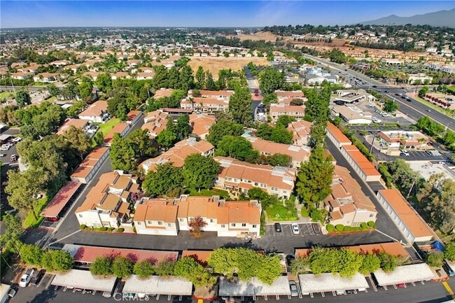 Building Photo - 8167 Vineyard Ave