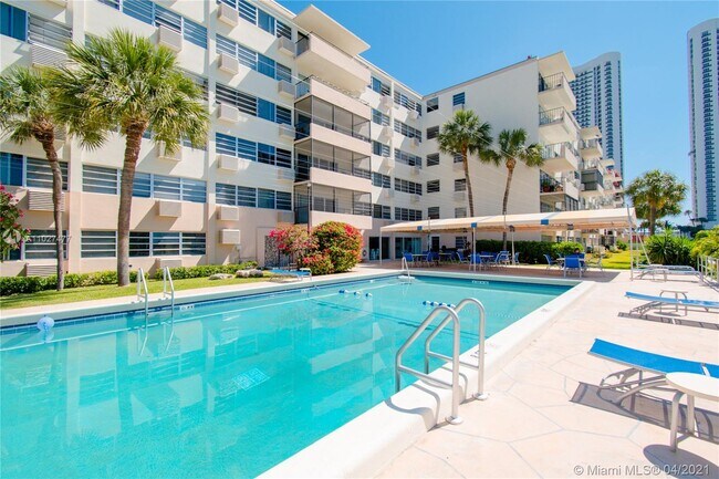 Building Photo - 220 Kings Point Dr