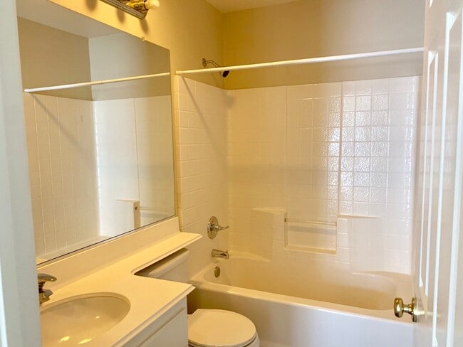 Building Photo - Beautiful Townhouse in Aliso Viejo