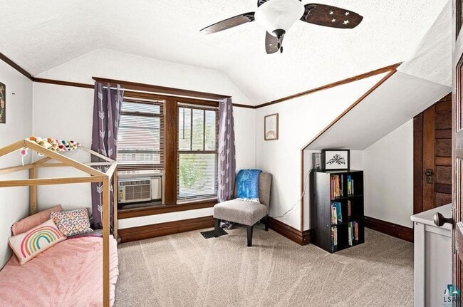 Building Photo - AVAILABLE SEPTEMBER 1st - Beautiful 2 Bed 1 Bath w/ Garage & Fenced Corner Lot