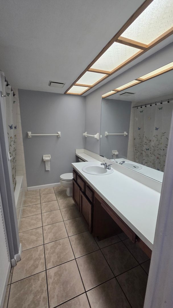 Building Photo - Furnished 2-Bed 2- Bath Condo